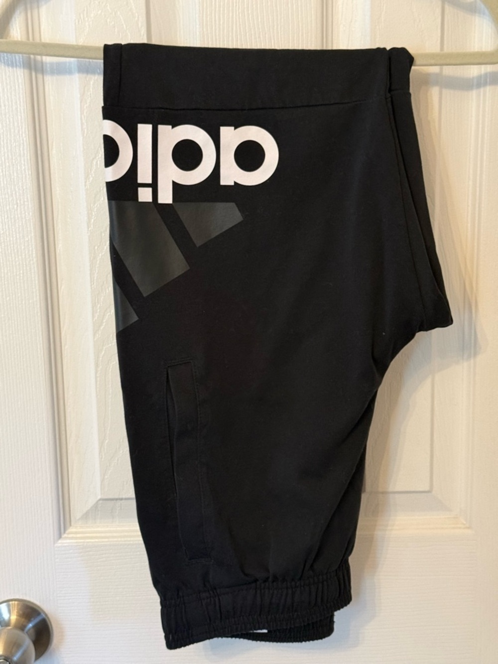 LIKE NEW Men’s Adidas Essentials Performance Logo Jogger Sweatpants size SMALL